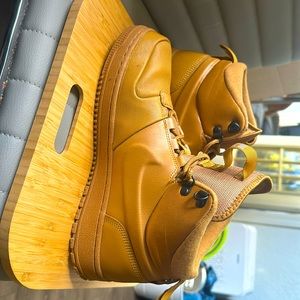 Men’s sized 9 Nike Path WNTR
in color Wheat